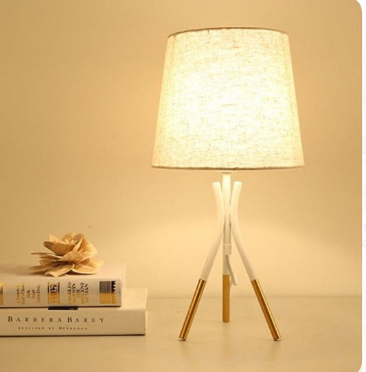 3-legged white and gold metal lamp 45x23 cm359.00